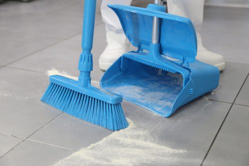 Igeax élelmiszeripari billenős szemetes lapát piros