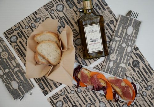 Suport tacamuri Infibra Brunch 2 straturi 38x38 cu servetele albe 125 bucati/pachet