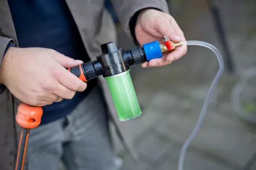 4,6 m teleszkópos napelem tisztító kefe vegyszeradagolóval, acél nyéllel + ajándék Solar Shine koncentrátum (750 ml)