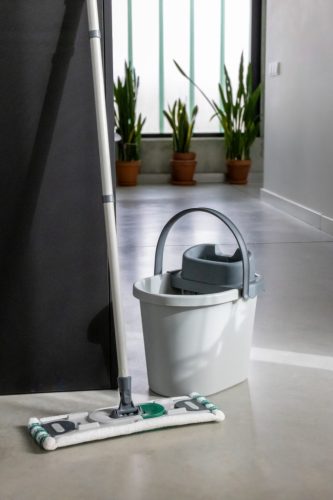 York mop set with oval bucket, synthetic flat mop, handle, wringer, gray