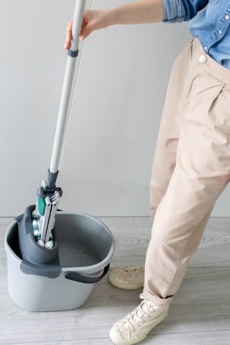 York mop set with oval bucket, synthetic flat mop, handle, wringer, gray